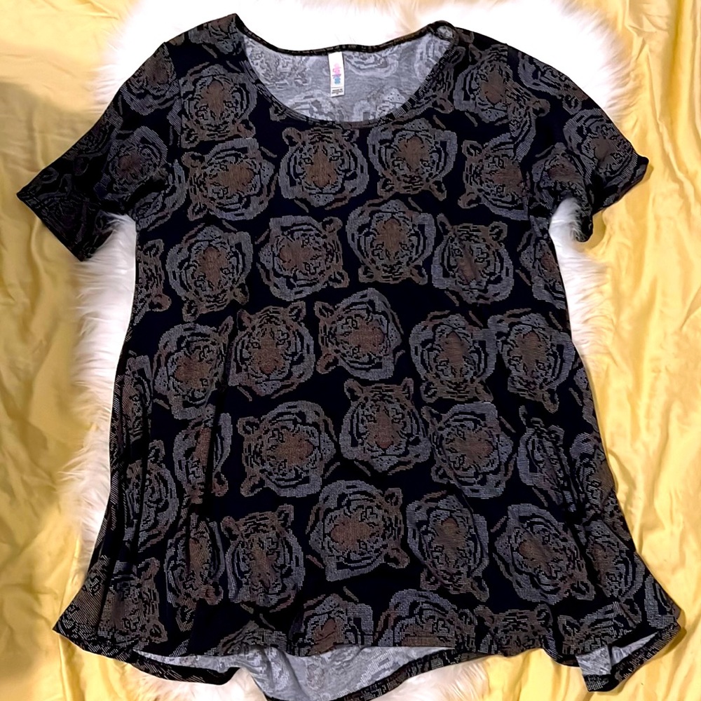 Lularoe pixel tiger perfect tee M